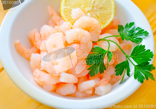 Image of boiled shrimps in the white bowl on the table