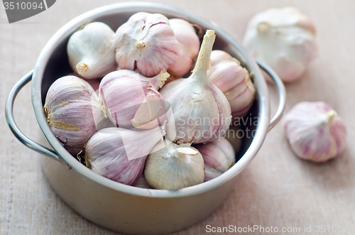 Image of garlic in metal bowl on the table