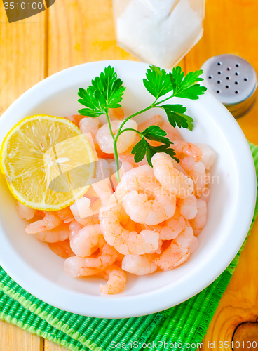 Image of boiled shrimps in the white bowl on the table