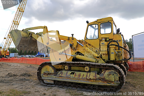 Image of Old Cat 977 Crawler Dozer on Display