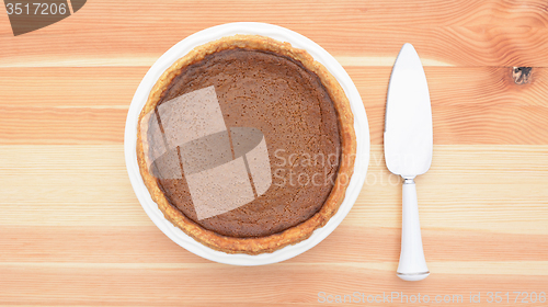 Image of Pie server with freshly baked pumpkin pie