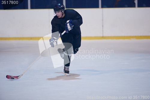 Image of ice hockey player in action