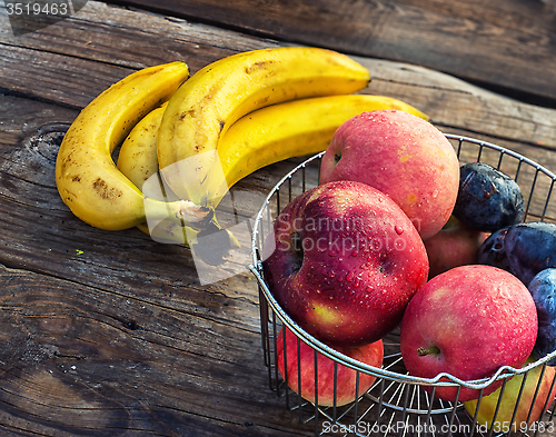 Image of The harvest of autumn fruits