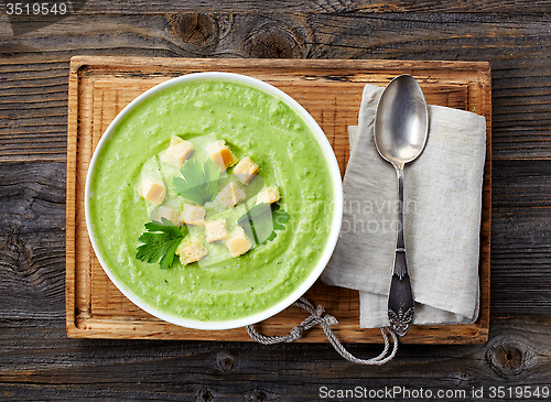 Image of bowl of broccoli and green peas cream soup