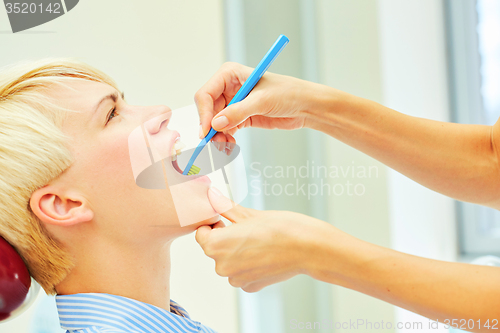 Image of the correct use of a tooth brush for perfect oral hygiene