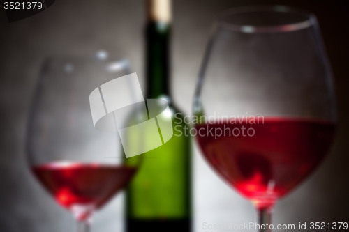 Image of red wine in two goblets