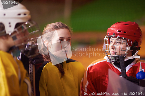 Image of teen ice hockey players team meeting with trainer