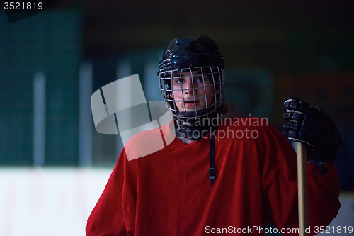 Image of ice hockey players on bench