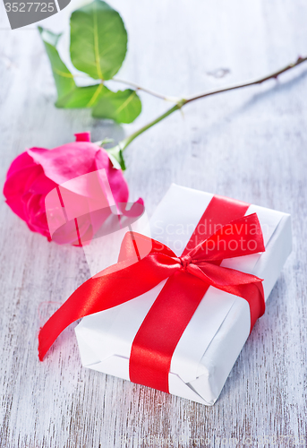 Image of present and red rose 