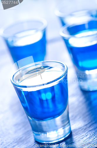 Image of blue alcoholic drink into small glasses