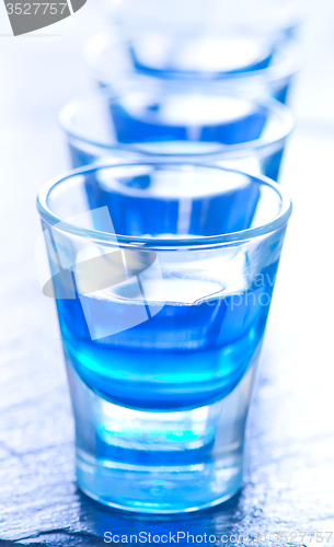 Image of blue alcoholic drink into small glasses