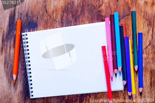 Image of pencils and note 