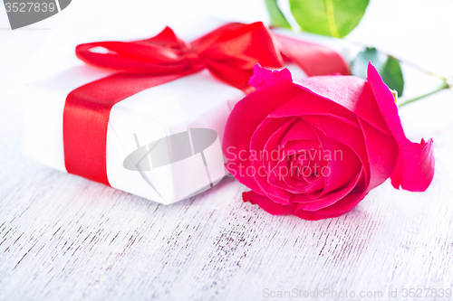 Image of present and red rose 