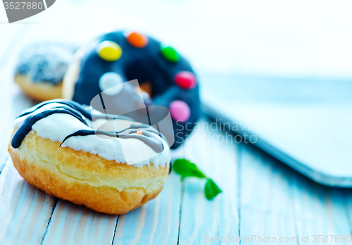 Image of donuts on plate 