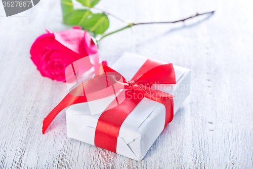Image of present and red rose 