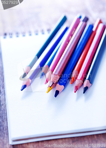 Image of pencils and note 
