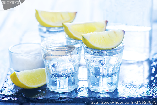 Image of tequilla with limes