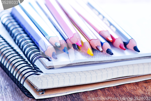 Image of pencils and note 