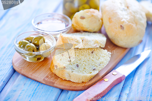 Image of bread with olive