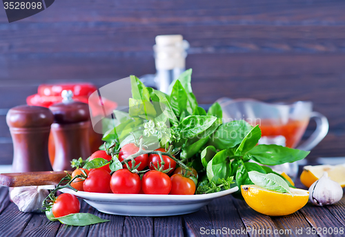 Image of fresh tomato with basil 