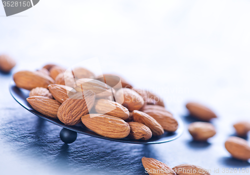 Image of almond without shell