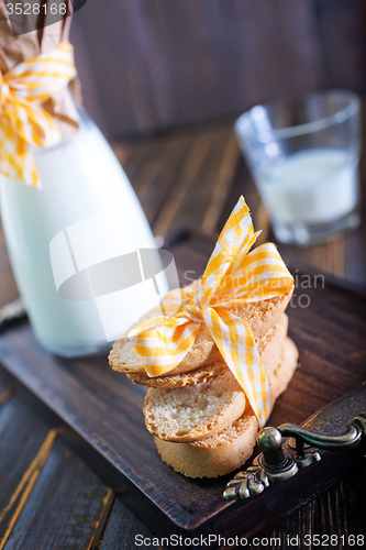 Image of fresh milk with cookies 