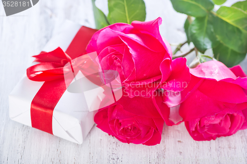 Image of present and red rose 