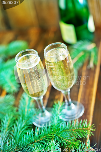 Image of Glasses of white wine