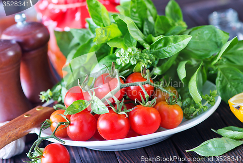 Image of fresh tomato with basil 