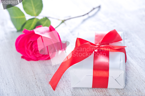 Image of present and red rose 