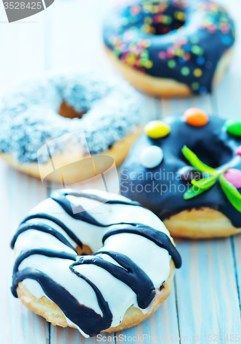 Image of donuts on plate 