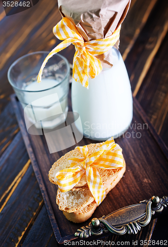 Image of fresh milk with cookies 