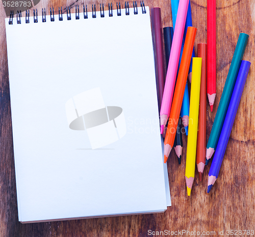 Image of pencils and note 