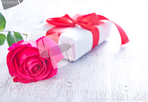 Image of present and red rose 