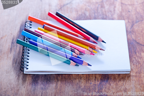 Image of pencils and note 