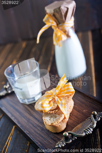 Image of fresh milk with cookies 