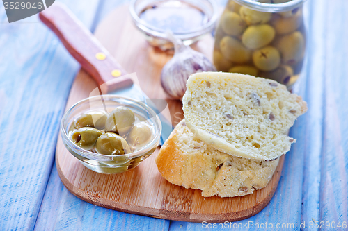 Image of bread with olive