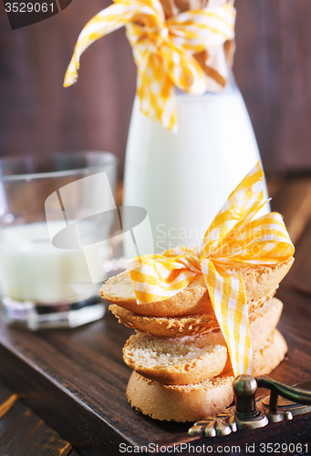 Image of fresh milk with cookies 