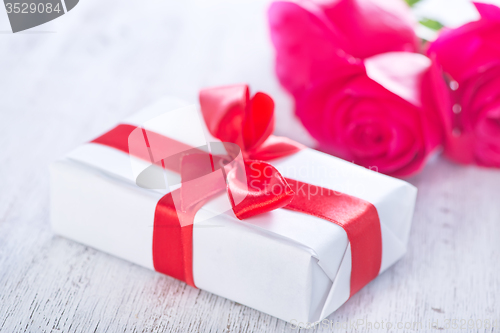 Image of present and red rose 