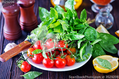 Image of fresh tomato with basil 