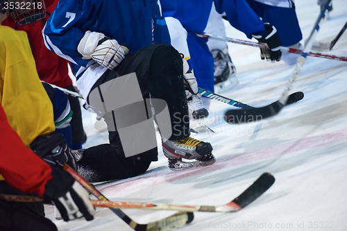 Image of ice hockey players team meeting with trainer