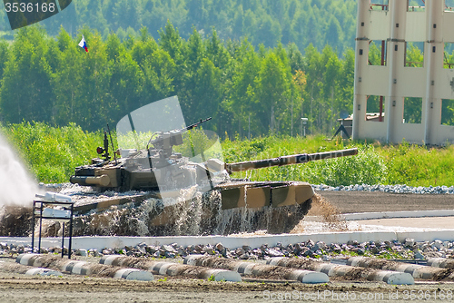 Image of Tank T-80 moves from water ford