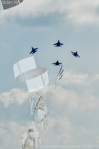 Image of SU-27 aviafighters let out thermal traps