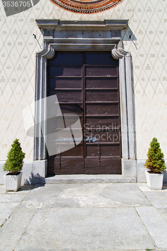 Image of door    italy  lombardy   column plant vase