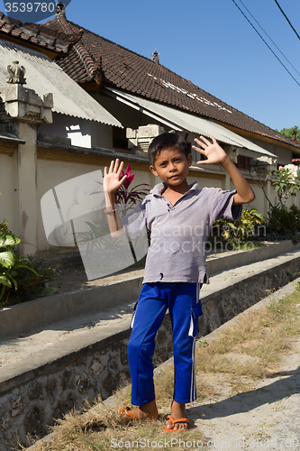 Image of Indonesian boy on Toyapakeh street