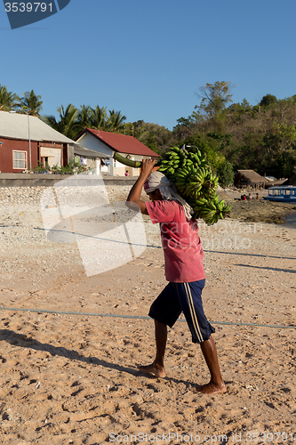 Image of Men transports cargo from ship