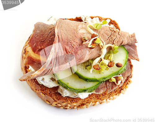 Image of toasted bread with roast beef and cucumber