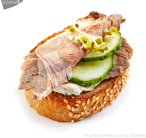 Image of toasted bread with roast beef and cucumber