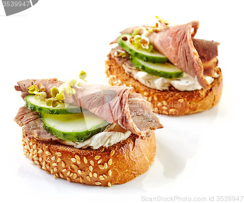 Image of toasted bread with roast beef and cucumber
