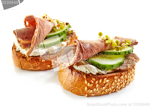 Image of toasted bread with roast beef and cucumber
